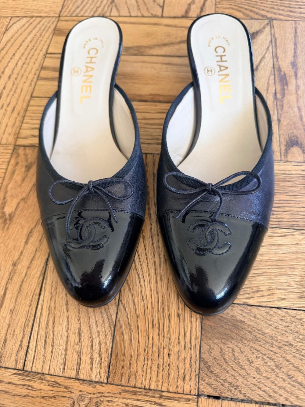 Pre-owned Chanel Vintage CC Cap Toe Ballet Mules. Size 6.5. Made in Italy.